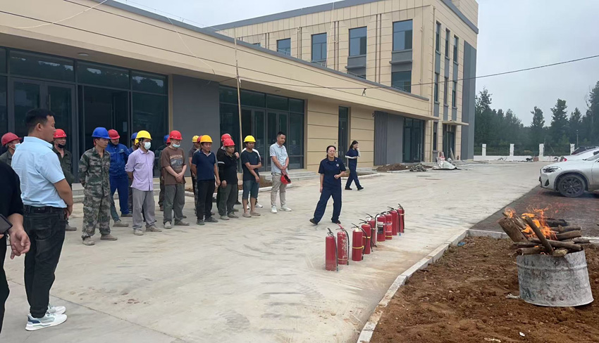 河南盛世永昌建設(shè)工程有限公司在寶豐一高開展科創(chuàng)樓消防綜合演練